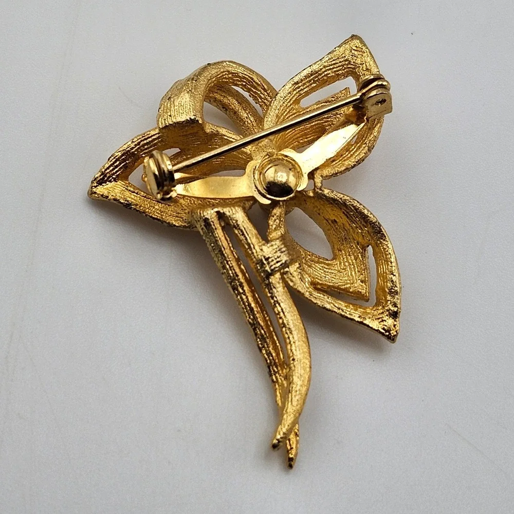 Vintage Gold Tone‎ Textured Flower Brooch Pin Floral Bouquet Jewelry